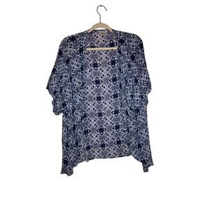 Studio 36 blue and white kimono one size could fit at least a 2X